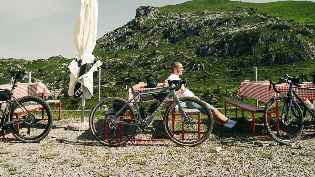 Canyon Grail vs. Grizl Kaufratgeber – Gravel Bike Vergleichstabelle Die Canyon Gravel-Tabelle vergleicht die Modelle Grail und Grizl in Bezug auf verschiedene Geländetypen, von Singletrail über groben Schotter bis hin zu All-Road.